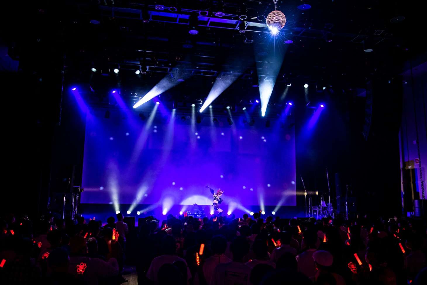 桜木心菜生誕ソロライブ「NightProm～new open～」の様子。