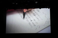 ファミリーへの手紙をしたためる左利きの桜木心菜。