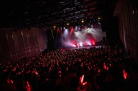 真っ赤に染まった恵比寿ザ・ガーデンホール。