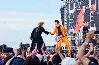 左から綾小路翔（Vo / 氣志團）、布袋寅泰。（撮影：中野修也）