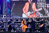 「DIVING WITH MY CAR」をセッションする布袋寅泰と氣志團メンバー。（撮影：中野修也）