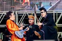 「DIVING WITH MY CAR」をセッションする布袋寅泰（左）、綾小路翔（Vo / 氣志團）、西園寺瞳（G / 氣志團）。（撮影：中野修也）