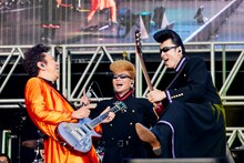 「DIVING WITH MY CAR」をセッションする布袋寅泰（左）、綾小路翔（Vo / 氣志團）、西園寺瞳（G / 氣志團）。（撮影：中野修也）