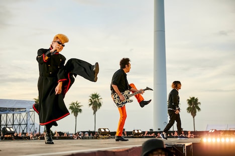 左から綾小路翔（Vo / 氣志團）、布袋寅泰、Kj（Vo, G / Dragon Ash）。（撮影：中野修也）