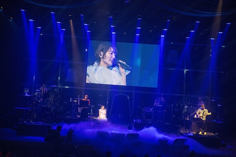 「青い夜だけの」アコースティックバージョンを披露する花澤香菜。（Photo by KOBA）