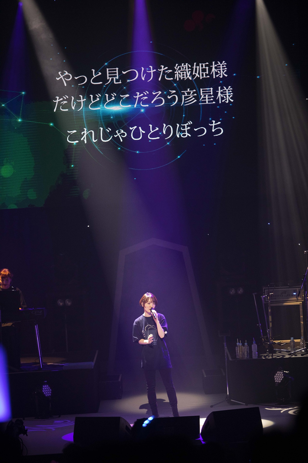 「君の知らない物語 」を歌う花澤香菜。（Photo by KOBA）