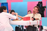 左から小宮璃央、林家三平。 (c)フジテレビ