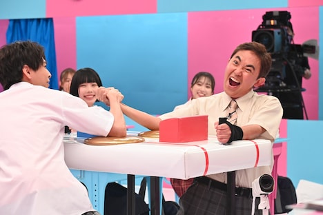 左から小宮璃央、林家三平。 (c)フジテレビ