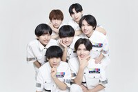 世が世なら!!!の衣装を着用したTHE SUPER FRUIT。