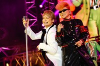 人気画像6位は「香取慎吾、布袋寅泰、藤井フミヤ、マツケン…『氣志團万博』初日で綾小路翔の夢が叶いまくる」より、「I'm so tired」をセッションする香取慎吾と綾小路翔（Vo / 氣志團）。（撮影：上山陽介）