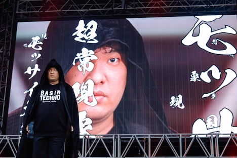 “MOSSAI様”こと岡崎体育。（撮影：上山陽介）