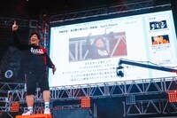 「Quick Report」を歌う岡崎体育。（撮影：上山陽介）