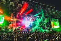 10-FEETのライブの様子。（撮影：青木カズロー）