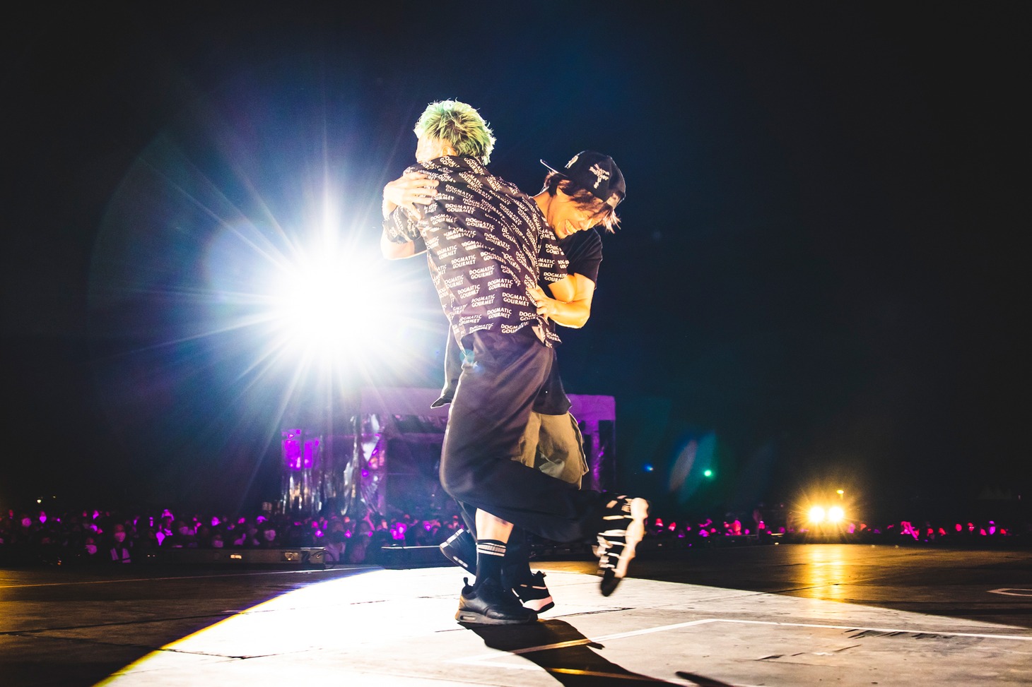 「One Night Carnival」の演奏中、センターステージで相撲を取り始めるNAOKI（B, Vo / 10-FEET）とTAKUMA（Vo, G / 10-FEET）。（撮影：青木カズロー）