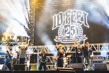 10-FEETのライブの様子。（撮影：青木カズロー）