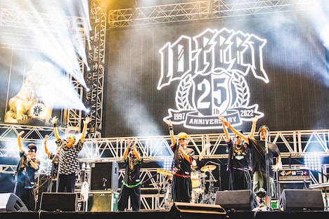 10-FEETのライブの様子。（撮影：青木カズロー）