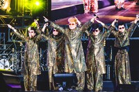 「キシダンサンバ」する氣志團。（撮影：青木カズロー）