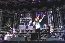 ゴールデンボンバー（撮影：青木カズロー）