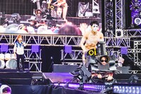 “HYDE列車”に乗って花道を疾走する樽美酒研二（Dr）と、それを見送る鬼龍院翔（Vo / ゴールデンボンバー）。（撮影：青木カズロー）