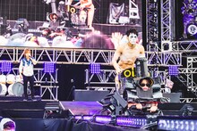 “HYDE列車”に乗って花道を疾走する樽美酒研二（Dr）と、それを見送る鬼龍院翔（Vo / ゴールデンボンバー）。（撮影：青木カズロー）