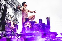 ゴールデンボンバーのステージにて、喜矢武豊（G）扮する“HYDE列車”と樽美酒研二（Dr）。（撮影：青木カズロー）