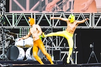 ふなっしーとガウラに扮してプロレス対決を繰り広げる喜矢武豊（G）と樽美酒研二（Dr / ゴールデンボンバー）。（撮影：青木カズロー）