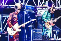 左から星グランマニエ（G / 氣志團）、白鳥松竹梅（B / 氣志團）。（撮影：青木カズロー）