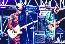 左から星グランマニエ（G / 氣志團）、白鳥松竹梅（B / 氣志團）。（撮影：青木カズロー）