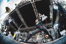 猪狩秀平（G, Vo / HEY-SMITH）（撮影：青木カズロー）