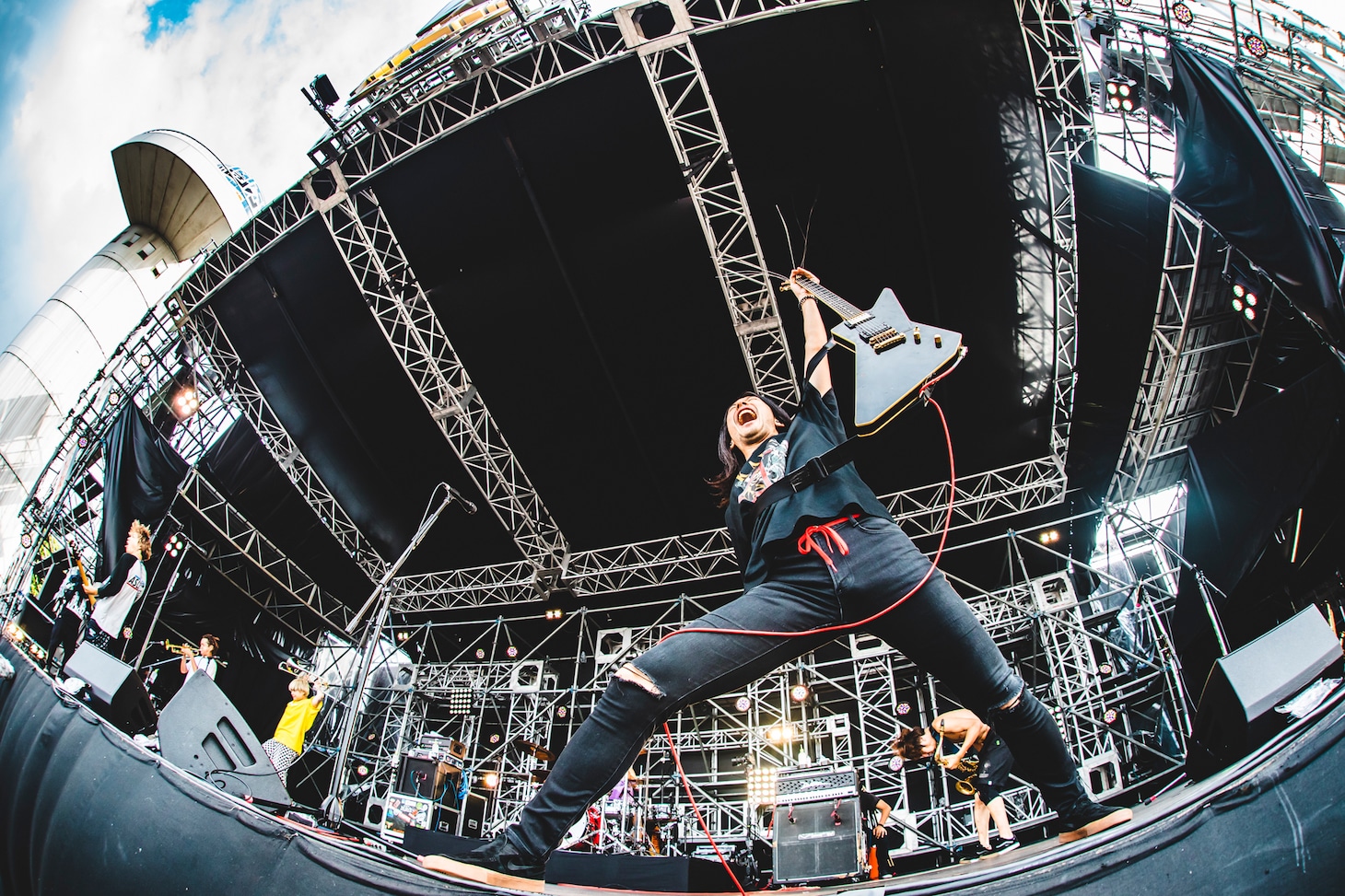 猪狩秀平（G, Vo / HEY-SMITH）（撮影：青木カズロー）