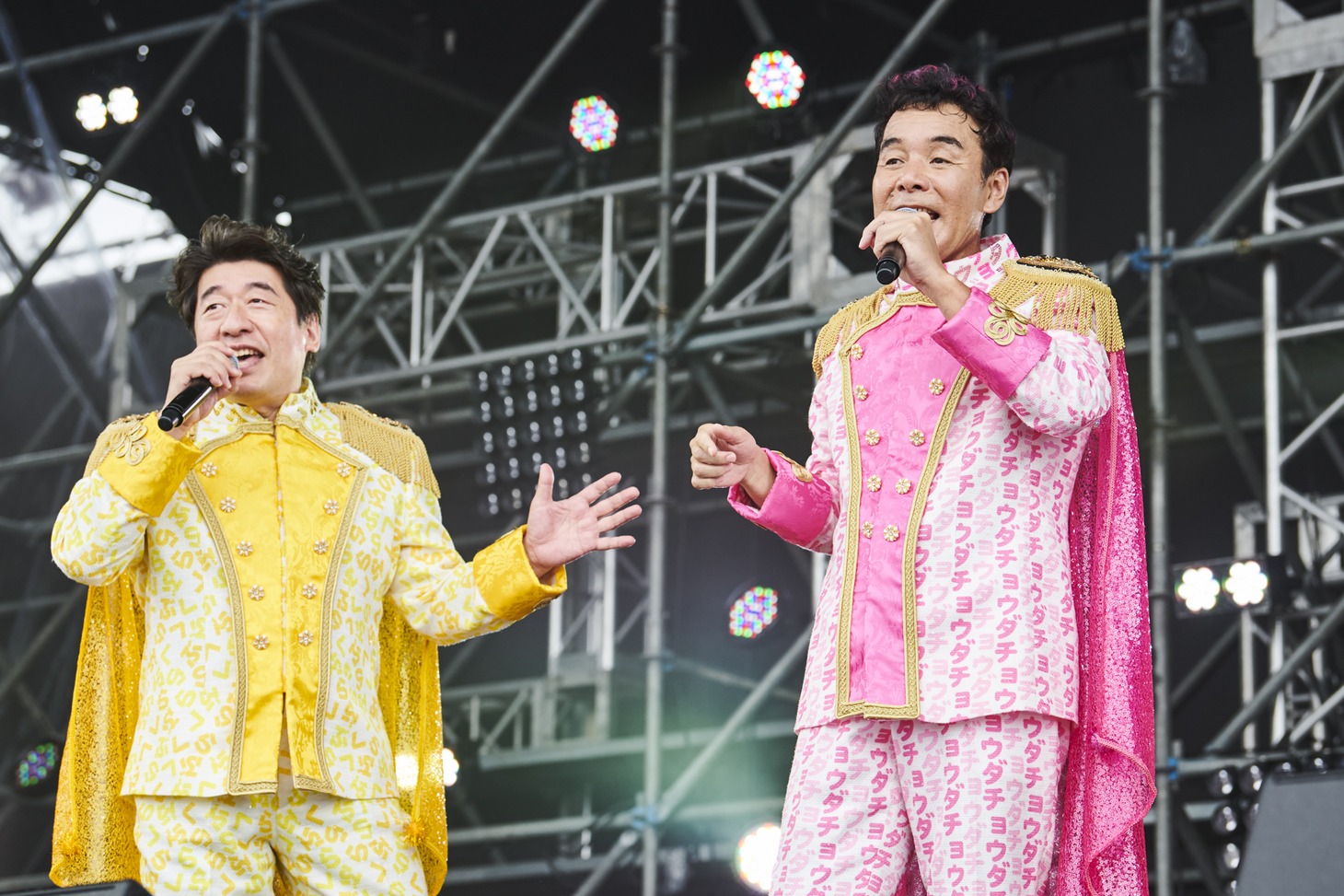 左から寺門ジモン、肥後克広（ダチョウ倶楽部）。（撮影：釘野孝宏）