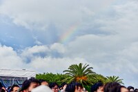 DOPING PANDAのライブ中に空にかかった虹。（撮影：中野修也）