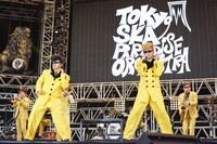 左から早乙女光（Dance & Scream / 氣志團）、綾小路翔（Vo / 氣志團）。（撮影：釘野孝宏）