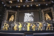 早乙女光（Dance & Scream / 氣志團）、綾小路翔（Vo / 氣志團）を迎え、「One Night Carnival」を披露する東京スカパラダイスオーケストラ。（撮影：釘野孝宏）