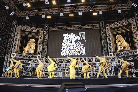 早乙女光（Dance & Scream / 氣志團）、綾小路翔（Vo / 氣志團）を迎え、「One Night Carnival」を披露する東京スカパラダイスオーケストラ。（撮影：釘野孝宏）