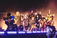 記念撮影をする聖飢魔II、鬼死団、血の色クローバーMAD。（撮影：青木カズロー）