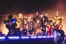 記念撮影をする聖飢魔II、鬼死団、血の色クローバーMAD。（撮影：青木カズロー）