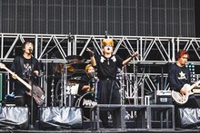 WANIMAと綾小路翔（Vo / 氣志團）。（撮影：青木カズロー）