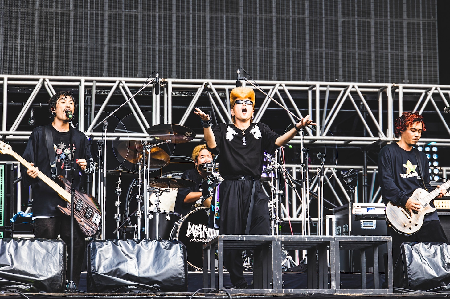 WANIMAと綾小路翔（Vo / 氣志團）。（撮影：青木カズロー）