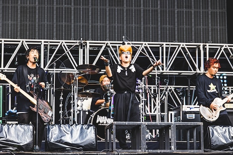 WANIMAと綾小路翔（Vo / 氣志團）。（撮影：青木カズロー）