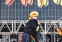 抱き合う綾小路翔（Vo / 氣志團）とKENTA（Vo, B / WANIMA）。（撮影：青木カズロー）