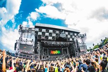 WANIMAのライブの様子。（撮影：青木カズロー）