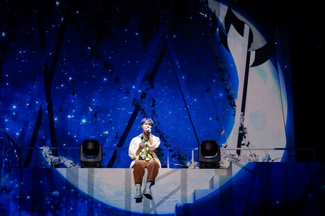 三日月に腰掛けるKEVIN。（撮影：笹森健一）