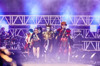 人気画像3位は「HYDEが衝撃の『ココ☆ナツ』カバー！聖飢魔IIが鬼死団＆血のクロ召喚！『氣志團万博』2日目も情報過多」より、花道を闊歩する聖飢魔II、鬼死団、血の色クローバーMAD。（撮影：中野修也）