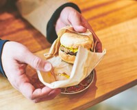 人気のエックマフィン。一見小ぶりに見えるが、1つで大満足の食べ応えだ。