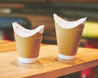 テイクアウトは蓋もストローも不要なバタフライカップで提供される。