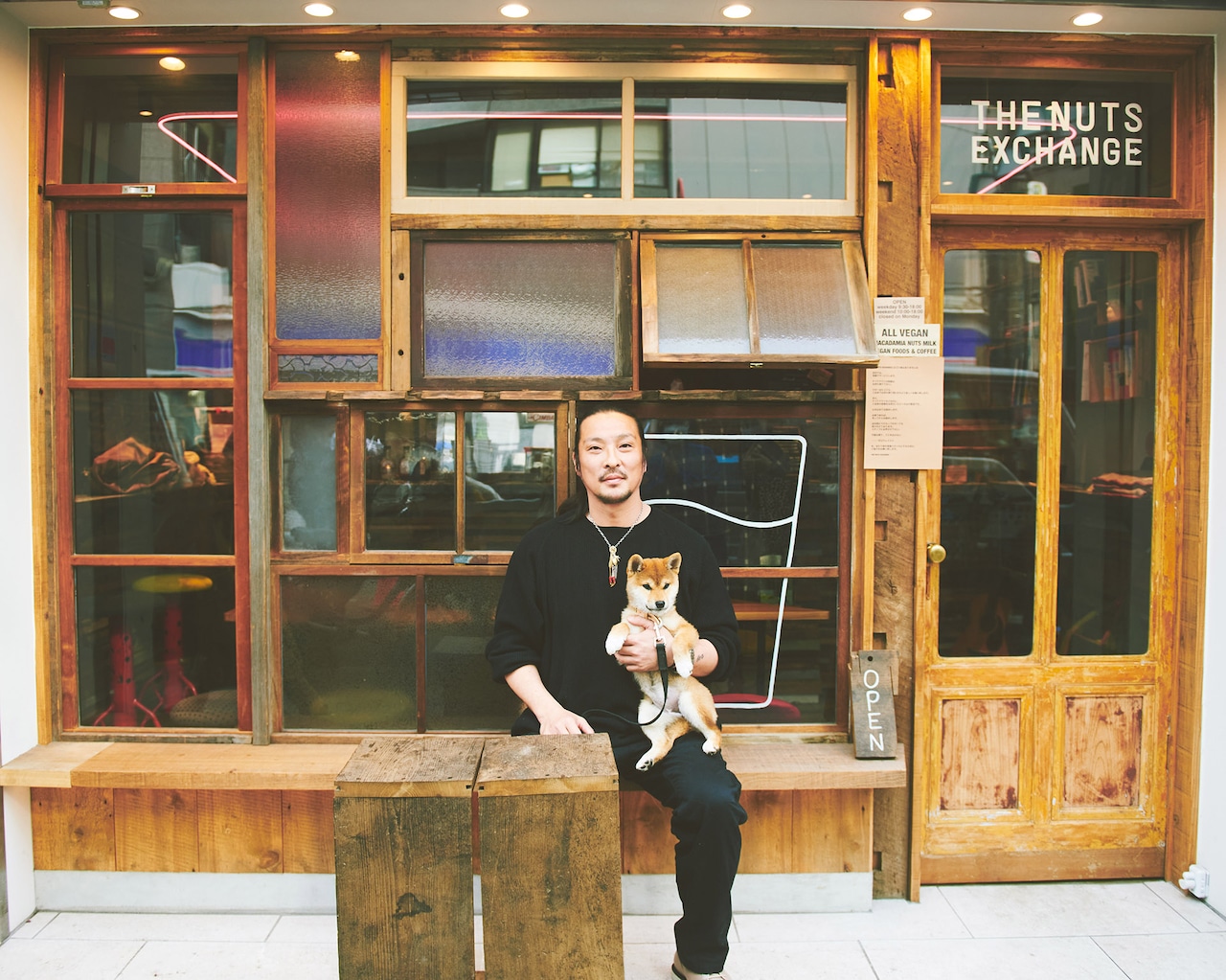 THE NUTS EXCHANGEの店先にて。