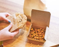 クッキーとミックスナッツ。どちらもさまざまな種類があり思わず迷ってしまう。