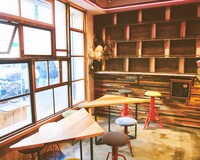 ウッド調のおしゃれな店内。