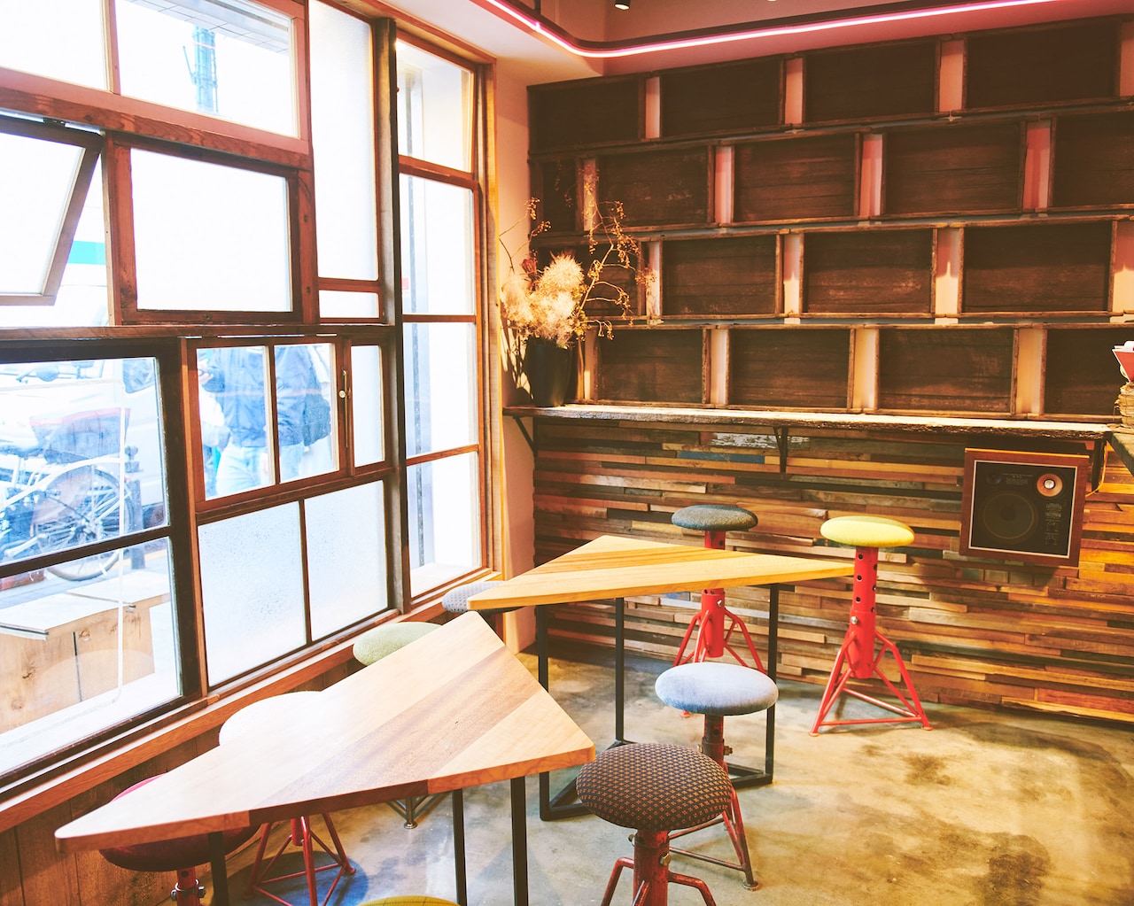 ウッド調のおしゃれな店内。